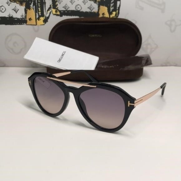 Tom Ford TF576 01B Lisa-02 Sunglasses – Black/Gold – 54mm - Picture 5 of 12